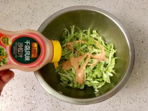 卷心菜丝中加入适量千岛酱拌匀，各种你喜欢的酱料都可以。