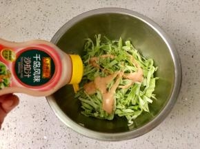 卷心菜丝中加入适量千岛酱拌匀，各种你喜欢的酱料都可以。