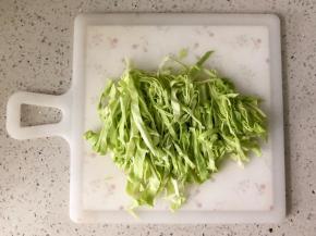 卷心菜洗净，切成细丝。