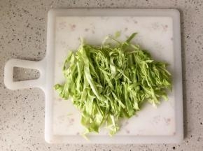卷心菜洗净，切成细丝。