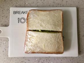 然后用刀从中间切开