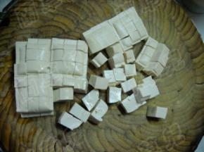 豆腐切小块。