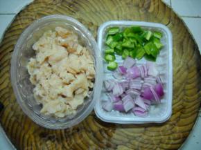 鸡肉提前切薄片；洋葱、青椒切小块备用。