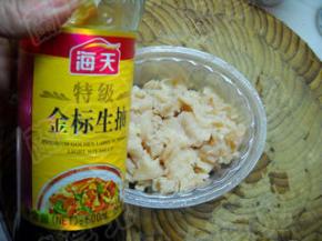 生抽倒入鸡肉片中。
