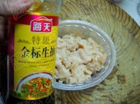 生抽倒入鸡肉片中。