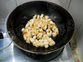 煎至微黄，盛起备用。