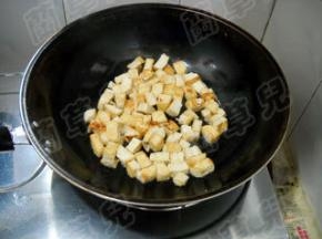 煎至微黄，盛起备用。