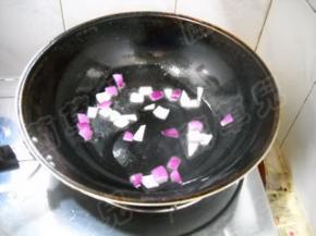 余油爆香洋葱。