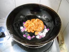 倒入鸡肉片，滑散。