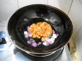 倒入鸡肉片，滑散。