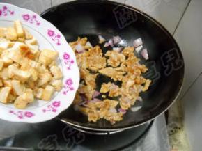 倒入豆腐，翻炒均匀。