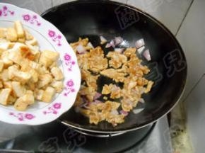 倒入豆腐，翻炒均匀。
