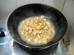 淋入适量冷水，煮开。