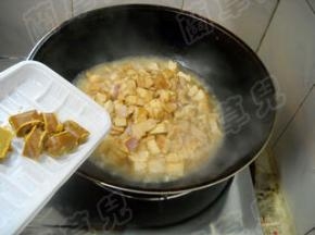 加入咖喱，拌炒均匀。
