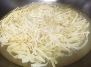 干豆腐放入锅中焯水1分钟，捞出沥干水分备用