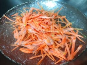 锅内烧开水，放入胡萝卜丝焯熟捞出沥干水分备用