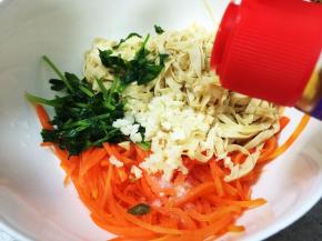 放入芝麻油（最好是花椒油）