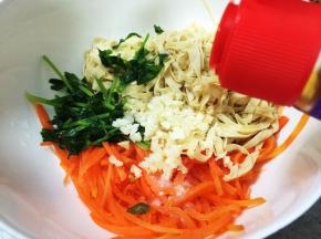 放入芝麻油（最好是花椒油）
