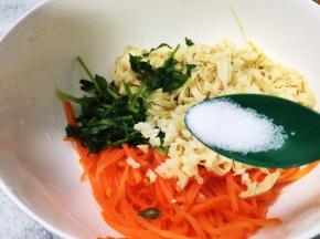 所有食材放一起，放盐调味