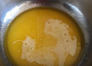 加入液化的黄油继续搅拌均匀