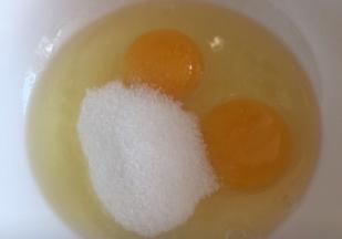 鸡蛋两个，加入白砂糖，用手动打蛋器搅拌到砂糖融化