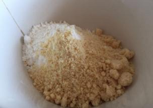 杏仁粉，面粉，泡打粉混合过筛