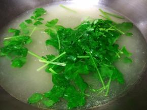 芹菜放入锅中焯熟，捞出沥干水分备用