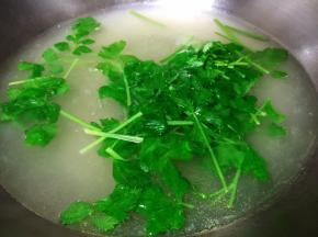 芹菜放入锅中焯熟，捞出沥干水分备用