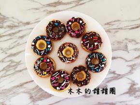 把甜甜圈一个一个放进融化好的巧克力中，沾一下，然后放在晾网上