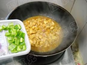 倒入青椒，炒匀。炖好的豆腐鸡盛入碗中食用。