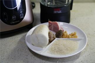 我今天要做的这款粥，用料有：大米2把，干贝1把，香菇4朵，瘦肉80克，白萝卜半个，芹菜香菜适量。