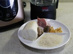 我今天要做的这款粥，用料有：大米2把，干贝1把，香菇4朵，瘦肉80克，白萝卜半个，芹菜香菜适量。