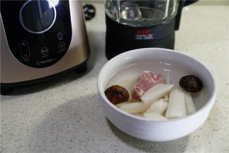 将所用的食材用清水泡洗半小时左右。