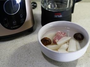 将所用的食材用清水泡洗半小时左右。