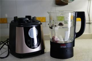 然后微微切刀之后投入到破壁机里，然后加入自己喜欢的稠厚度的水量，我家喜欢汤汤水水的，所以我加的水是最高水位的清水。有点薄，但喝着好痛快哦。