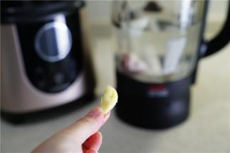 然后再加入一小块的姜，记得姜要去皮哦。