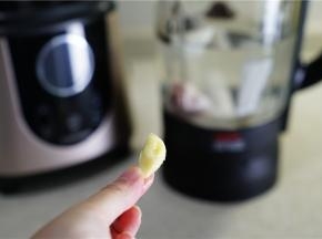 然后再加入一小块的姜，记得姜要去皮哦。