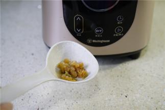 最后加入适量的冬菜及细盐调味。