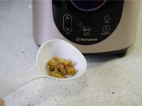 最后加入适量的冬菜及细盐调味。