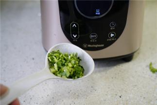 再加入香菜及芹菜末末点缀一下。