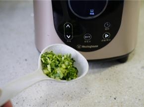 再加入香菜及芹菜末末点缀一下。