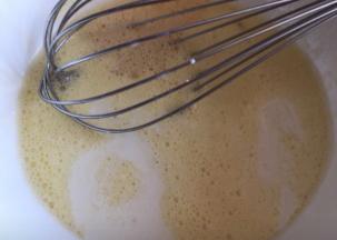 加入牛奶继续搅打均匀