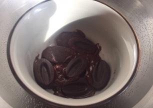 巧克力隔水融化，水温不能超过60°