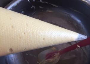 将面糊装入裱花袋