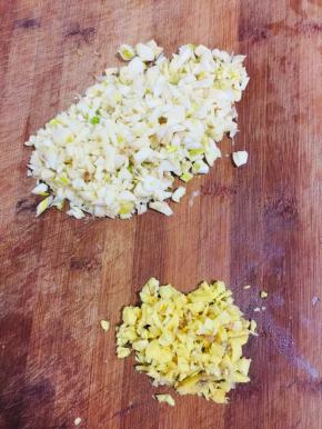 腌制萝卜条的时候我们来把蒜瓣剥皮剁成蒜末，生姜拍一下切成姜末备用。