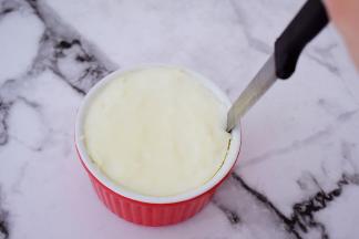 取出凝固的奶冻，用刀子在四边小心轻轻划过