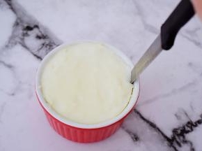 取出凝固的奶冻，用刀子在四边小心轻轻划过