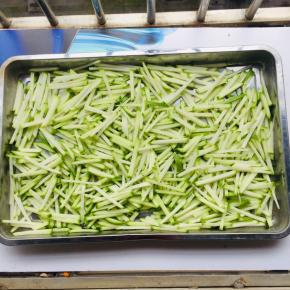 切好的萝卜条放在阳台上晒两到三天。（看天气情况，晒至萝卜干变蔫儿即可。不用晒得太干。）