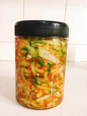 用保鲜膜密封后，盖好盖子，半个月后就可以吃啦！（其实现在吃就很美味啦，不过放一段时间发酵一下，又酸又脆又爽口，风味更加哦！）