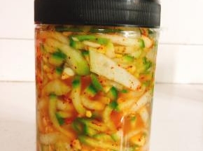 用保鲜膜密封后，盖好盖子，半个月后就可以吃啦！（其实现在吃就很美味啦，不过放一段时间发酵一下，又酸又脆又爽口，风味更加哦！）